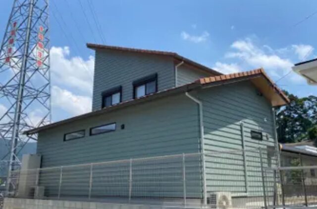 モスグリーンの外装に木の温もりが溶け込む洗練されたデザイン住宅 - 大成住宅 - 外観・側面