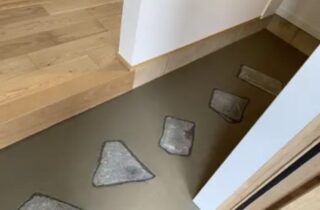 モスグリーンの外装に木の温もりが溶け込む洗練されたデザイン住宅 - 大成住宅 - 玄関