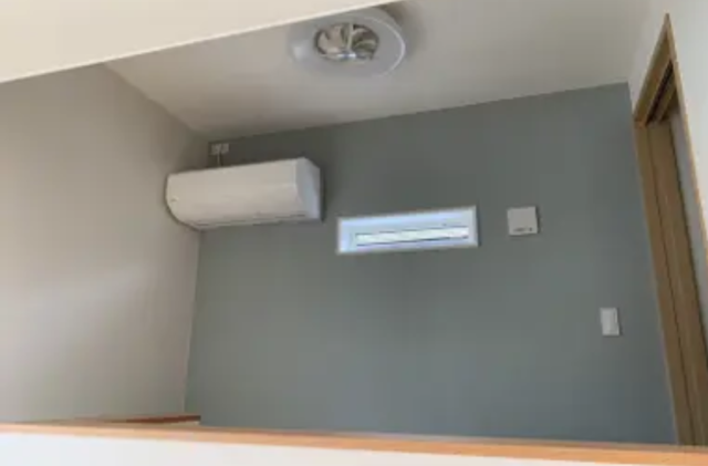 モスグリーンの外装に木の温もりが溶け込む洗練されたデザイン住宅 - 大成住宅 - 室内