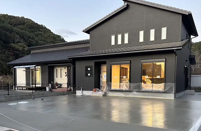 黒の重厚感とリズム感のある小窓が彩るモダンな2階建て