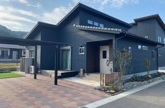 アクセントウォールと幻想的な間接照明に包まれるナチュラルモダン平屋