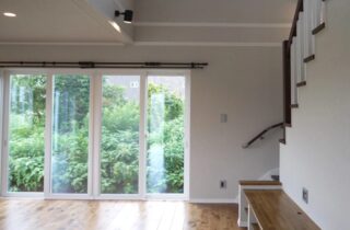 ブリック調の外観と吹き抜け階段が映える開放的な住まい - 大成住宅 - リビング