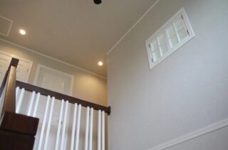 ブリック調の外観と吹き抜け階段が映える開放的な住まい - 大成住宅 - 吹き抜け