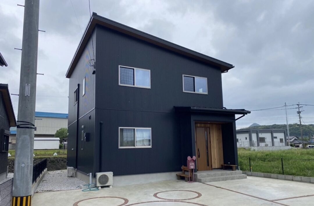 重厚感あるモダンな外構と木の深みが融合する2階建て - 大成住宅 - 外観
