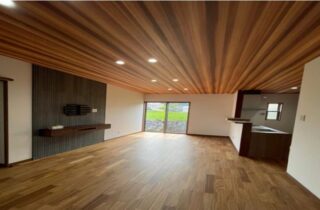重厚感あるモダンな外構と木の深みが融合する2階建て - 大成住宅 - LDK
