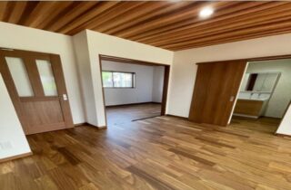 重厚感あるモダンな外構と木の深みが融合する2階建て - 大成住宅 - リビング