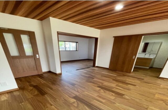 重厚感あるモダンな外構と木の深みが融合する2階建て - 大成住宅 - リビング
