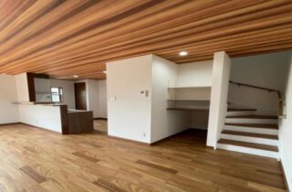 重厚感あるモダンな外構と木の深みが融合する2階建て - 大成住宅 - LDK・階段