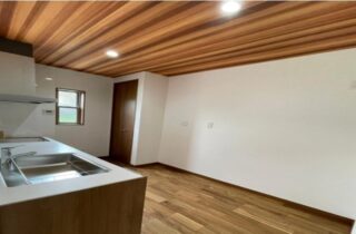重厚感あるモダンな外構と木の深みが融合する2階建て - 大成住宅 - キッチン