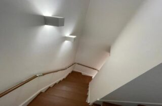 重厚感あるモダンな外構と木の深みが融合する2階建て - 大成住宅 - 階段