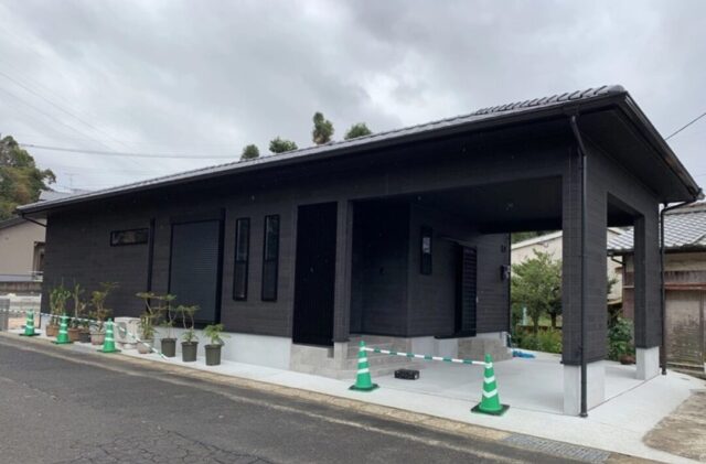 ブラックの重厚感あるシックな外観の気品漂うモダンな平屋 - 大成住宅 - 外観