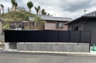 ブラックの重厚感あるシックな外観の気品漂うモダンな平屋 - 大成住宅 - 外構