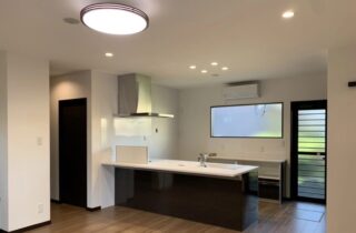 ブラックの重厚感あるシックな外観の気品漂うモダンな平屋 - 大成住宅 - LDK