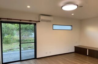 ブラックの重厚感あるシックな外観の気品漂うモダンな平屋 - 大成住宅 - リビング