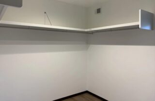 ブラックの重厚感あるシックな外観の気品漂うモダンな平屋 - 大成住宅 - WIC