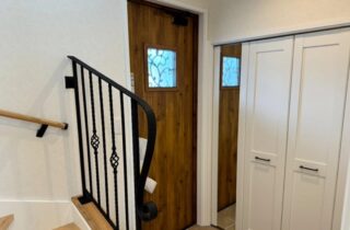 切妻の玄関ポーチと白い窓枠に気品が宿るモダンクラシックな2階建て - 大成住宅 - 玄関
