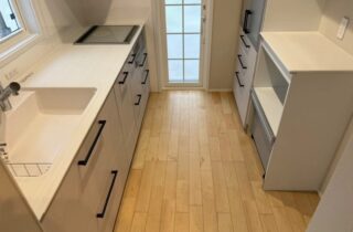 切妻の玄関ポーチと白い窓枠に気品が宿るモダンクラシックな2階建て - 大成住宅 - キッチン