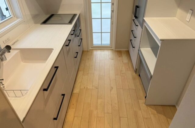切妻の玄関ポーチと白い窓枠に気品が宿るモダンクラシックな2階建て - 大成住宅 - キッチン