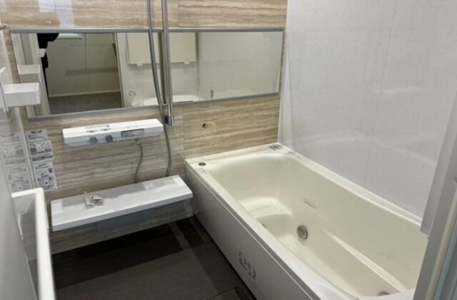 切妻の玄関ポーチと白い窓枠に気品が宿るモダンクラシックな2階建て - 大成住宅 - 浴室