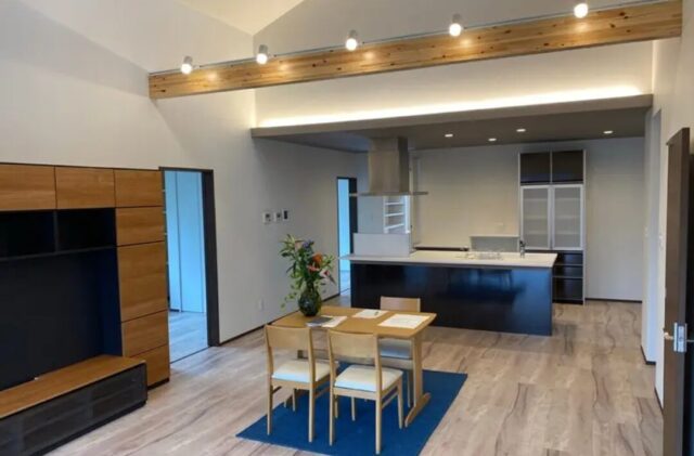 勾配屋根×化粧梁が調和する開放的で心地良い平屋 - 大成住宅 - LDK