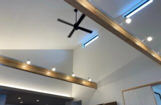 勾配屋根×化粧梁が調和する開放的で心地良い平屋 - 大成住宅 - リビング