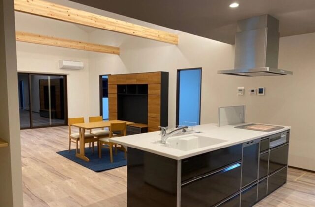 勾配屋根×化粧梁が調和する開放的で心地良い平屋 - 大成住宅 - キッチン