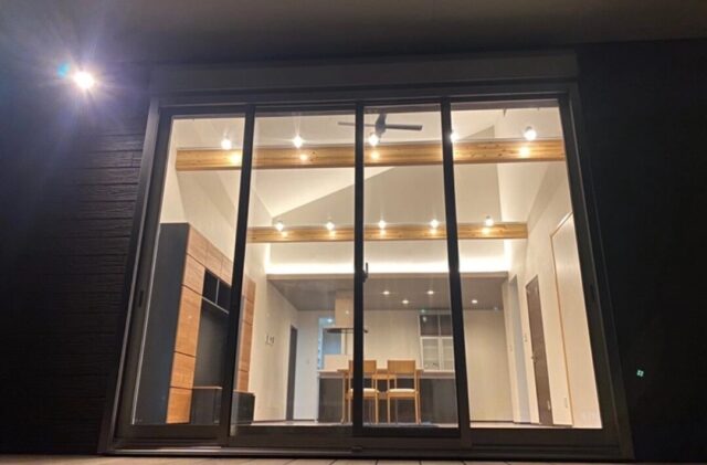 勾配屋根×化粧梁が調和する開放的で心地良い平屋 - 大成住宅 - 夜・LDK