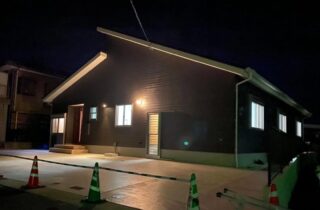 勾配屋根×化粧梁が調和する開放的で心地良い平屋 - 大成住宅 - 夜・外観