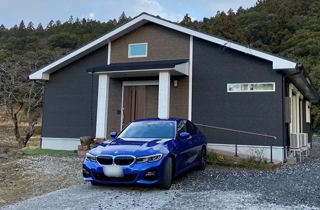 異素材のコントラストが美しい切妻屋根のモダン平屋