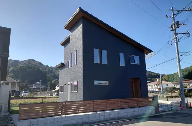 開放感抜群の吹き抜けと白・グレー・木目が彩る2階建てモダン住宅