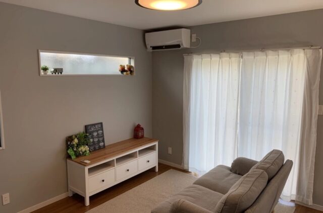 北欧家具が似合うグレーと木の質感がマッチしたシンプルで明るい平屋 - 大成住宅 - リビング
