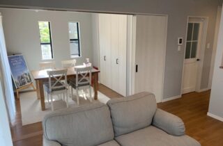 北欧家具が似合うグレーと木の質感がマッチしたシンプルで明るい平屋 - 大成住宅 - ダイニング