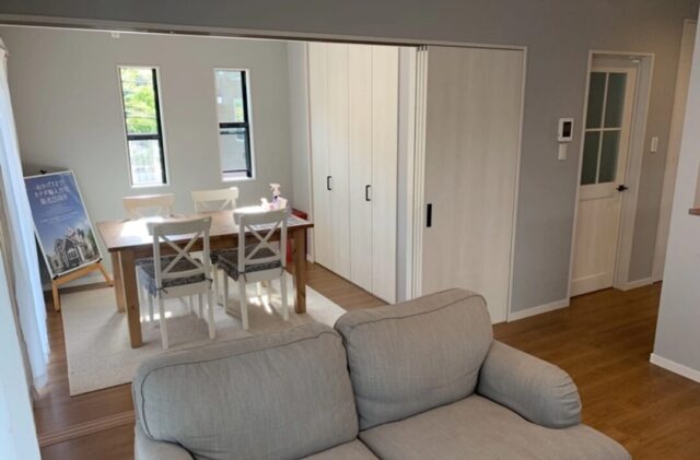 北欧家具が似合うグレーと木の質感がマッチしたシンプルで明るい平屋 - 大成住宅 - ダイニング