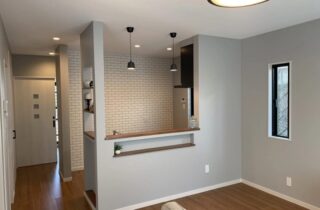 北欧家具が似合うグレーと木の質感がマッチしたシンプルで明るい平屋 - 大成住宅 - キッチン正面