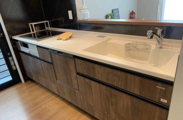 北欧家具が似合うグレーと木の質感がマッチしたシンプルで明るい平屋 - 大成住宅 - キッチン