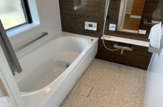 北欧家具が似合うグレーと木の質感がマッチしたシンプルで明るい平屋 - 大成住宅 - 浴室