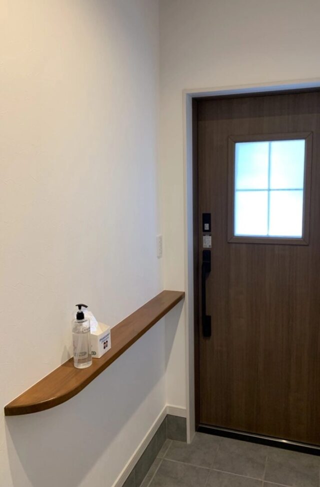 北欧家具が似合うグレーと木の質感がマッチしたシンプルで明るい平屋 - 大成住宅 - 玄関