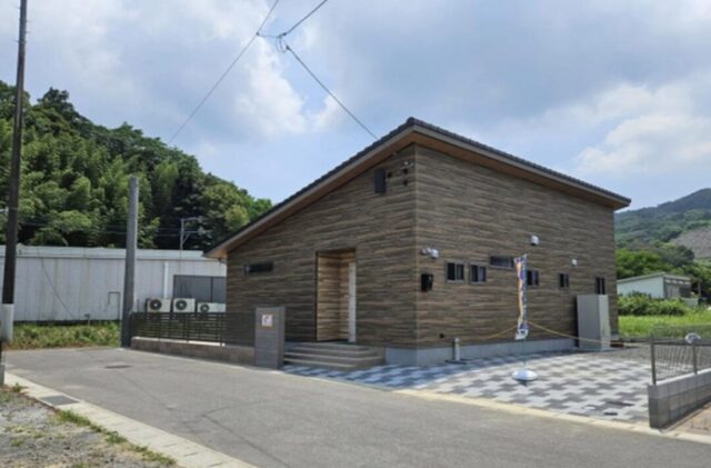 木目調の外壁が映えるモダンな片流れ屋根の明るい平屋 - 大成住宅 - 外観
