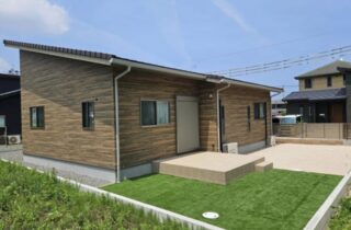 木目調の外壁が映えるモダンな片流れ屋根の明るい平屋 - 大成住宅 - 庭
