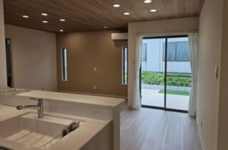 木目調の外壁が映えるモダンな片流れ屋根の明るい平屋 - 大成住宅 - LDK・庭