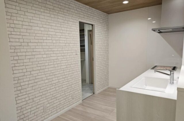 木目調の外壁が映えるモダンな片流れ屋根の明るい平屋 - 大成住宅 - キッチン背面
