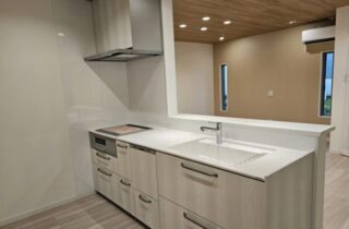 木目調の外壁が映えるモダンな片流れ屋根の明るい平屋 - 大成住宅 - キッチン