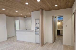 木目調の外壁が映えるモダンな片流れ屋根の明るい平屋 - 大成住宅 - LDK