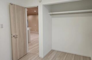 木目調の外壁が映えるモダンな片流れ屋根の明るい平屋 - 大成住宅 - 洋室