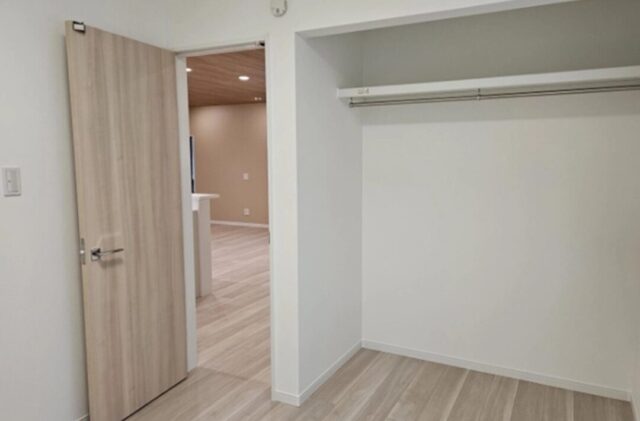 木目調の外壁が映えるモダンな片流れ屋根の明るい平屋 - 大成住宅 - 洋室