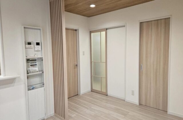 木目調の外壁が映えるモダンな片流れ屋根の明るい平屋 - 大成住宅 - リビング