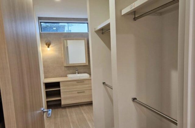 木目調の外壁が映えるモダンな片流れ屋根の明るい平屋 - 大成住宅 - 洗面・収納