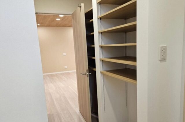 木目調の外壁が映えるモダンな片流れ屋根の明るい平屋 - 大成住宅 - 収納