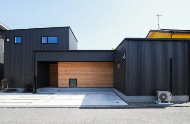 外観 - シックな黒ガルバ外壁のペットと暮らすストレスフリーな2世帯住宅 - ベネッツ