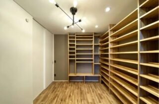 収納 - 重厚感溢れるビジュアルの2世帯で暮らす飽きのこない平屋 - ベネッツ